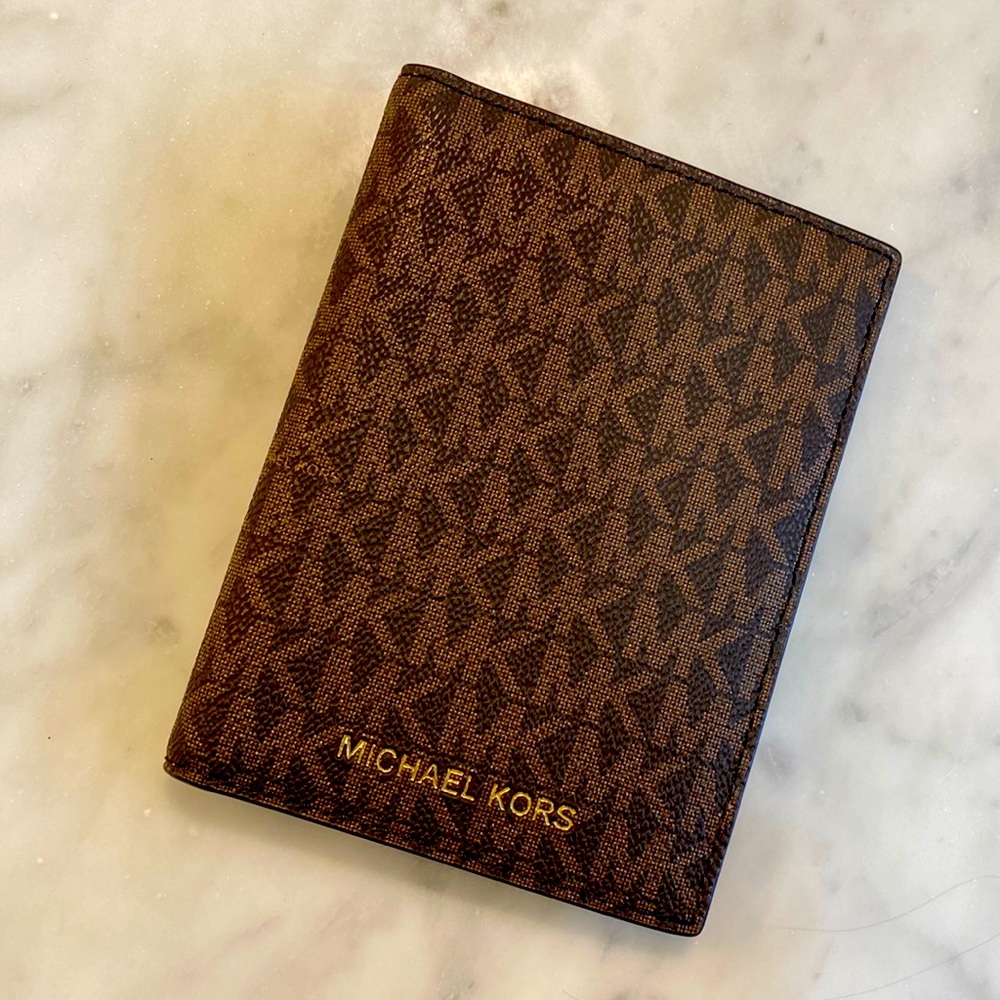 ‼️ SOLD ELSEWHERE • Michael Kors • Passport Wallet